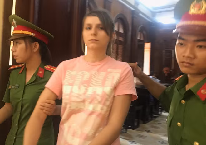 Elena dời tòa sau tuyên án