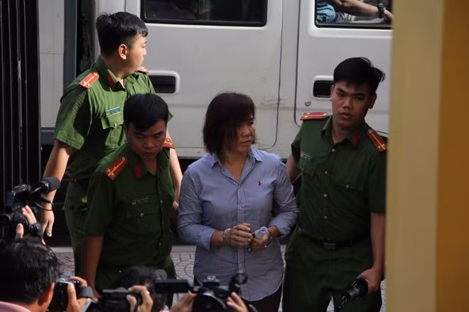 Bà Nga được đưa tới tòa