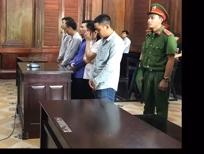 Các bị cáo đang nghe tuyên án