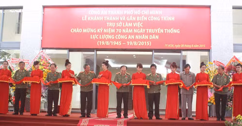 Các đại biểu tham gia cắt băng khánh thành và gắn biển công trình trụ sở làm việc CATP Hồ Chí Minh.