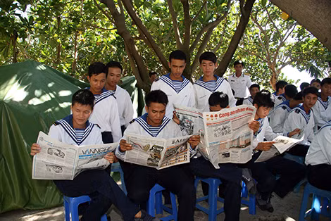 Chiến sỹ trẻ Trường Sa với các ấn phẩm Báo Công an nhân dân. Ảnh: An Khang. Chiến sỹ trẻ Trường Sa với các ấn phẩm Báo Công an nhân dân. Ảnh: An Khang.