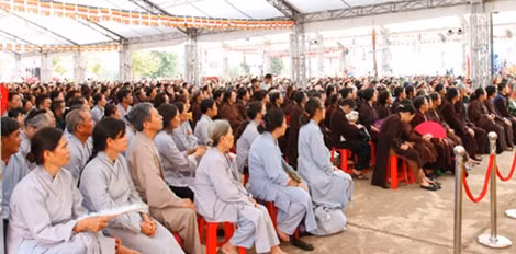Cùng hàng nghìn tăng ni, phật tử.