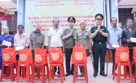 Khám bệnh, phát thuốc và tặng quà cho gia đình đình sách, hộ gia đình có hoàn cảnh khó khăn.
