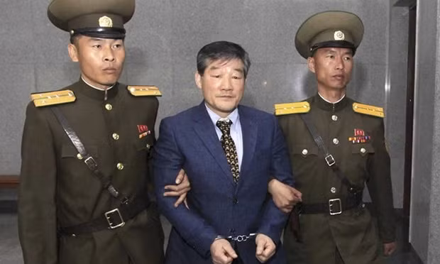 Ông Kim Dong Chul bị đưa ra xét xử.