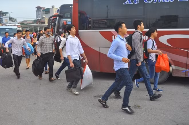 Khi có xe vào bến, thì vội vàng chạy theo xe.
