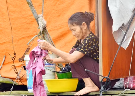 Sức khỏe yếu đi nhiều nên bà Thủy giờ chỉ ở nhà làm những việc lặt vặt.