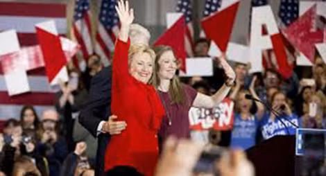 Bà Hillary cùng chồng là cựu Tổng thống Bill Clinton và con gái mừng chiến thắng.