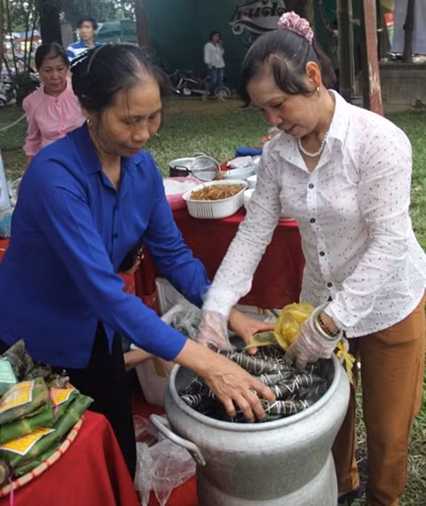 Bánh tẻ (bánh răng bừa), đặc sản của làng quê quan họ Bắc Ninh.