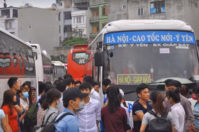 Nhiều người đứng hàng tiếng đồng hồ để chờ xe.