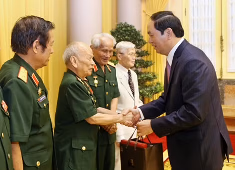 Chủ tịch nước Trần Đại Quang thăm hỏi, tặng quà cho các đại biểu. Ảnh: TTXVN.
