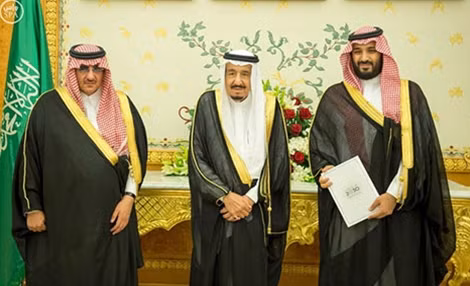 Từ trái sang: Hoàng Thái tử Mohammed bin Nayef, Vua Salman và Phó Hoàng thái tử Mohammed bin Salman tại cuộc họp nội các công bố bản kế hoạch Vision 2030 ngày 25-4-2016 tại Riyadh.