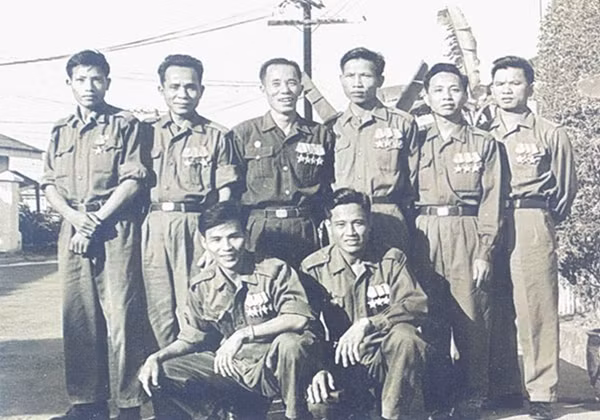 Đại tá Vũ Nam Bình (đứng thứ 3 từ trái sang) cùng các cán bộ bảo vệ an ninh tại Trại Davis - Tân Sơn Nhất - Sài Gòn (ảnh chụp năm 1973).