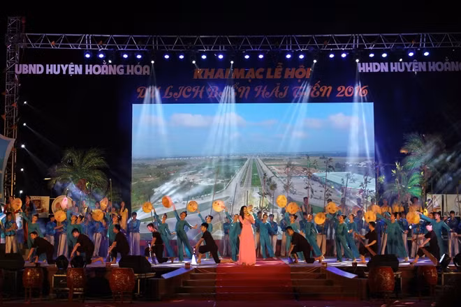 Khai mạc Lễ hội du lịch biển Hải Tiến.