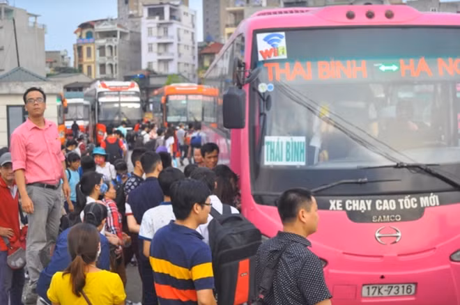 Cứ có xe là người dân đứng đợi chờ.