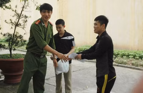 Trương Văn Tiến chia tay cán bộ quản giáo và các bạn tù.