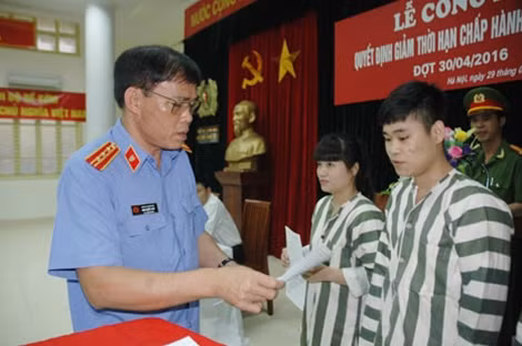 Đại diện Viện Kiểm sát nhân dân TP Hà Nội trao quyết định cho các phạm nhân được tha tù trước thời hạn tại Trại tạm giam số 1 Hà Nội.