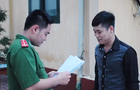 Phạm nhân Trương Văn Tiến đang hồi hộp đón đợi cán bộ trại giam số 1 trao quyết định ra trại.