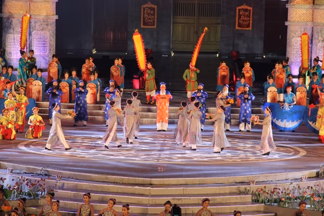 Những màn trình diễn nghệ thuật ấn tượng tại đêm khai mạc Festival Huế 2016.