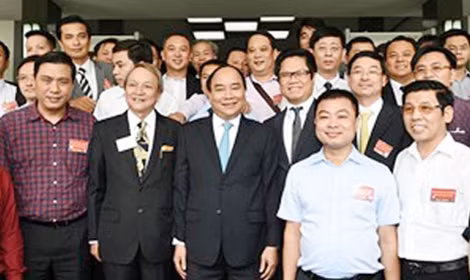 Thủ tướng Nguyễn Xuân Phúc chụp ảnh lưu niệm cùng đại diện các DN tham dự hội nghị.