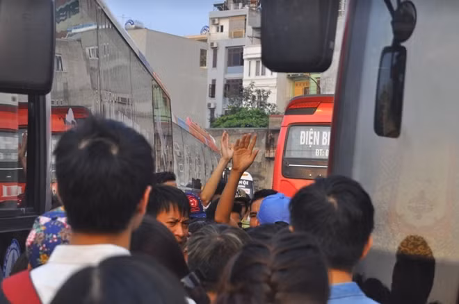 Khổ sở trong biển người.