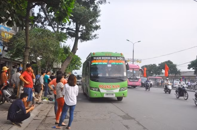 Lực lượng CSGT đã xử lý nhiều xe khách vi phạm về việc nhồi nhét khách cũng như dừng đỗ sai quy định để bắt khách.