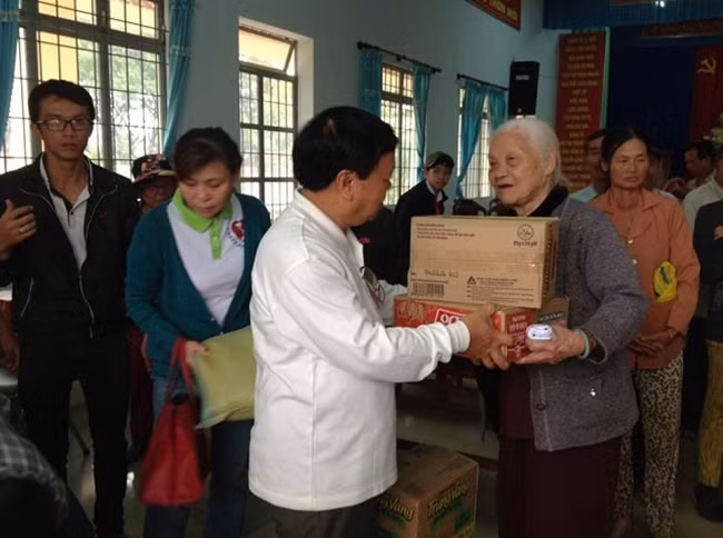 Ông Trần Lực đại diện nhà hảo tâm trao quà cho các gia đình bị thiệt hại do hỏa hoạn