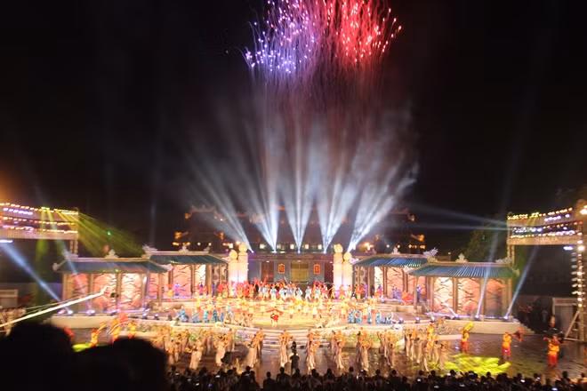 Chương trình đêm khai mạc Festival Huế kết thúc trong niềm lưu luyến của du khách trong nước và quốc tế.
