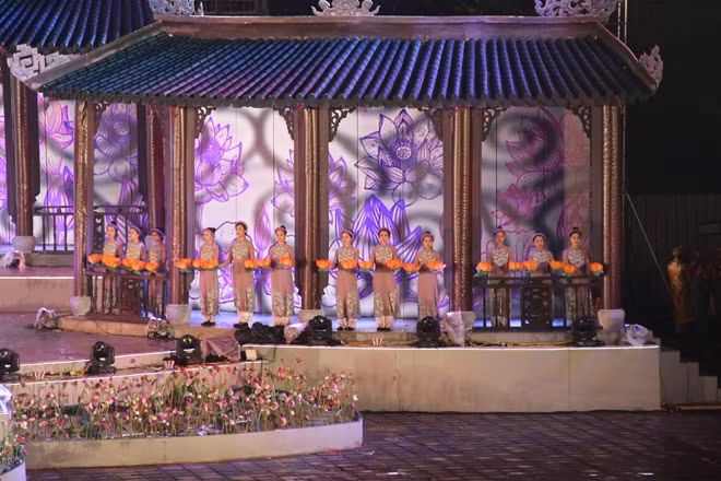 Đông đảo diễn viên, nghệ sĩ ở Huế tham dự biểu diễn đêm khai mạc Festival Huế 2016.