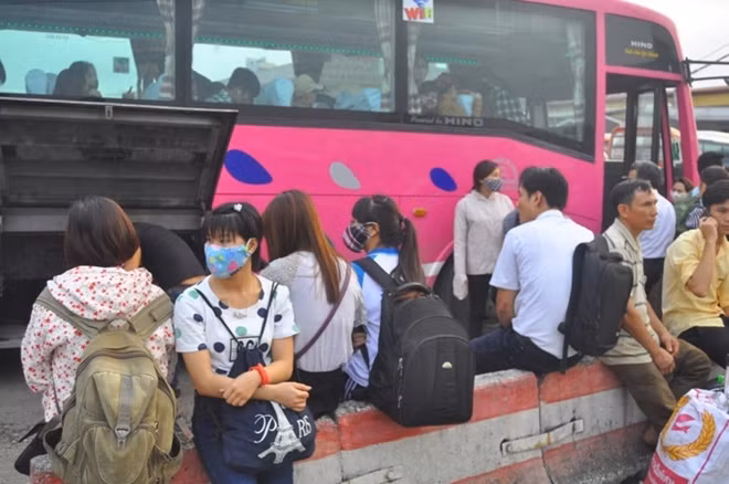 Hành khách sốt ruột chờ xe.