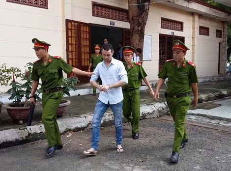 Bị cáo sau phiên xử.