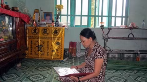 Người mẹ đau xót trước cái chết của con trai.