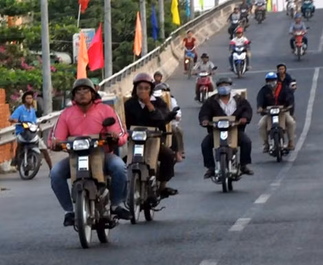Đoàn xe máy vận chuyển thuốc lá lậu vào vùng biên giới Tây Nam.
