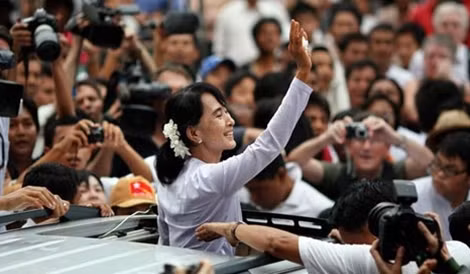Thủ lĩnh đảng NLD Aung San Suu Kyi trong vòng vây những người ủng hộ ở thủ đô Yangon. Ảnh: Reuters.