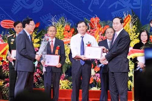 Đại tướng Trần Đại Quang, Ủy viên Bộ Chính trị, Bộ trưởng Bộ Công an trao giấy chứng nhận cho các tân GS năm 2015.