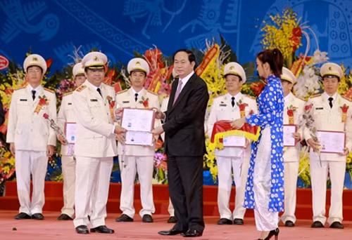 Đại tướng Trần Đại Quang, Ủy viên Bộ Chính trị, Bộ trưởng Bộ Công an trao giấy chứng nhận cho các tân GS, PGS trong lực lượng CAND. Ảnh: Trí Trung