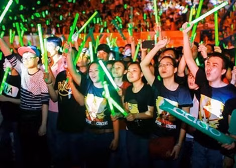Fan là thứ “trang sức” không thể thiếu của nghệ sĩ giải trí (ảnh chỉ mang tính chất minh họa).