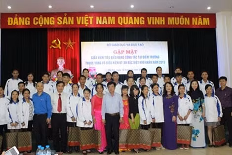Thứ trưởng Bộ GD&ĐT Nguyễn Thị Nghĩa tặng quà các thầy cô giáo tiêu biểu.