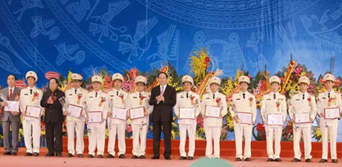 Đại tướng Trần Đại Quang, Ủy viên Bộ Chính trị, Bộ trưởng Bộ Công an và các GS, PGS lực lượng CAND. Ảnh: Trí Trung