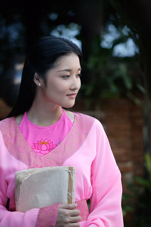 Hoa hậu Triệu Thị Hà vai Thị Thừa.