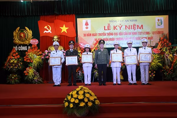 Trung tướng Nguyễn Chí Thành, Tổng cục trưởng Tổng cục An ninh trao bằng khen tặng 6 tập thể có thành tích xuất sắc.