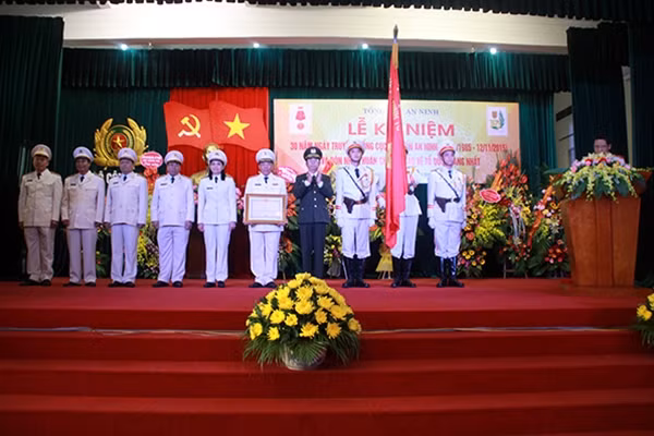 Thừa ủy quyền của Chủ tịch nước, Thứ trưởng Thường trực Đặng Văn Hiếu trao bằng Huân chương Bảo vệ Tổ quốc hạng Nhất tặng Cục HCAN.