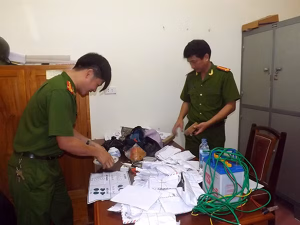Công an huyện Quỳnh Lưu sàng lọc tang vật vụ án để phục vụ công tác điều tra.