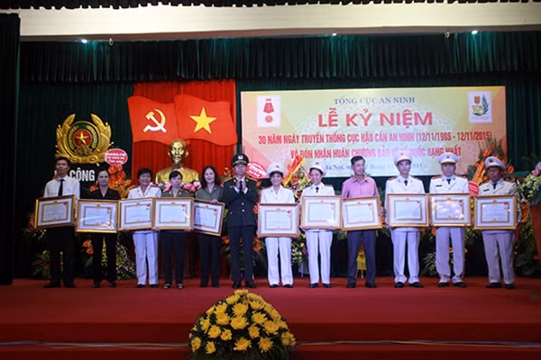 Thứ trưởng Thường trực Đặng Văn Hiếu trao Huy chương Vì an ninh Tổ quốc và Huy chương Chiến sỹ vẻ vang tặng các cá nhân.