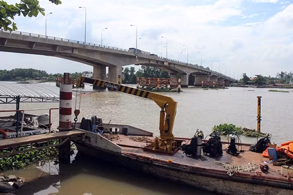 Các lực lượng chức năng đang tìm kiếm xác nạn nhân.