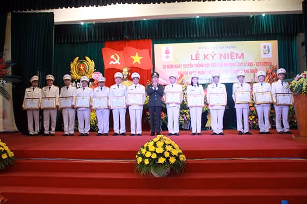 Thứ trưởng Thường trực Đặng Văn Hiếu trao Bằng khen của Bộ Công an tặng các tập thể, cá nhân có thành tích xuất sắc.