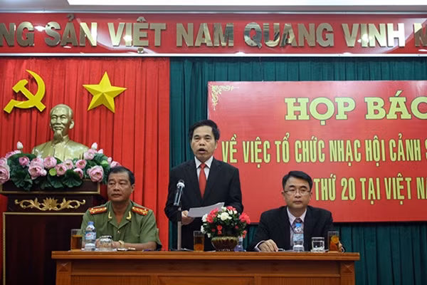 Đại tá Vũ Ngọc Lân, phó Cục trưởng cục Đối ngoại, Bộ Công an và ban tổ chức trao đổi về Nhạc hội Cảnh sát thế giới lần thứ 20.