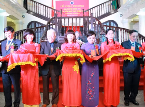 Bộ trưởng Bộ Y tế Nguyễn Thị Kim Tiến và các đại biểu cắt băng khánh thành phòng truyền thống.
