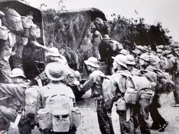 Cán bộ chiến sĩ Công an lên đường chi viện cho chiến trường miền Nam.