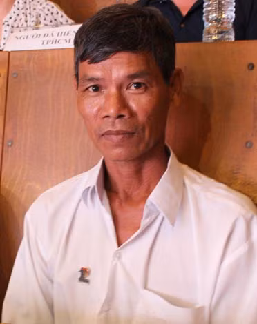Ông Lê Văn Chính hiến một quả thận cho con trai.