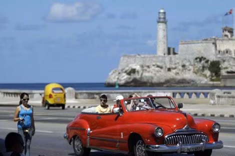 Từ ngày 16/1, mọi người dân Mỹ đều có thể làm thủ tục sang Cuba mà không cần phải xin giấy phép chứng minh nằm trong 12 nhóm người được phép tới thăm Cuba như trước kia. (ảnh: AP).